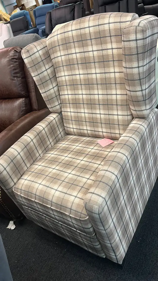 29.92 in. W Brown plaid Polyester Push Back Recliner chair  in Chairs & Recliners in Markham / York Region - Image 2