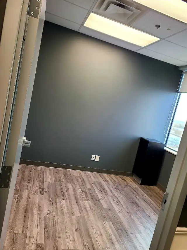 medical office available for rent $3400 in Commercial & Office Space for Rent in Oakville / Halton Region - Image 4