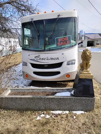 30 ft no slides, v10 engine gasoline, 121000 kms, sleeps 4, new 18 ft awning. New queen mattress and...