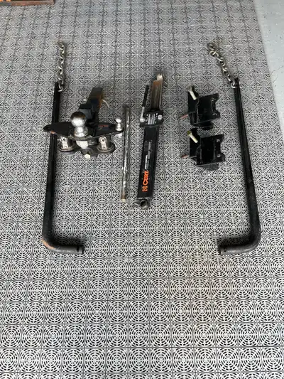 Curt brand weight distribution hitch. Good condition 10,000 pounds max weight