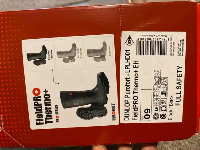brand new Dunlop rubber boots size 9 in Men's Shoes in Belleville - Image 3