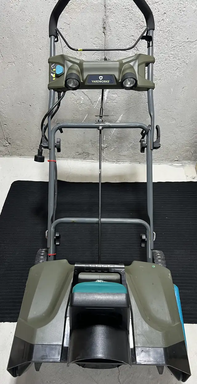 Yardworks Snow Thrower in Snowblowers in Oshawa / Durham Region - Image 5