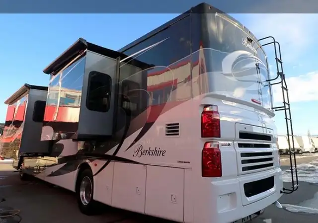 “REDUCED — 2018 Berkshire 39A — 52,000 km — in RVs & Motorhomes in Calgary - Image 2