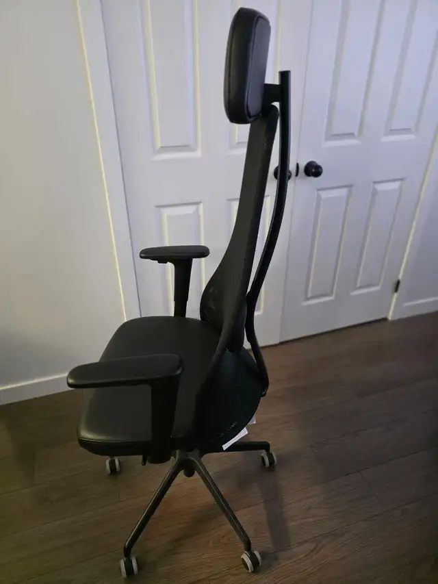 New Office Chair in Chairs & Recliners in Markham / York Region - Image 3