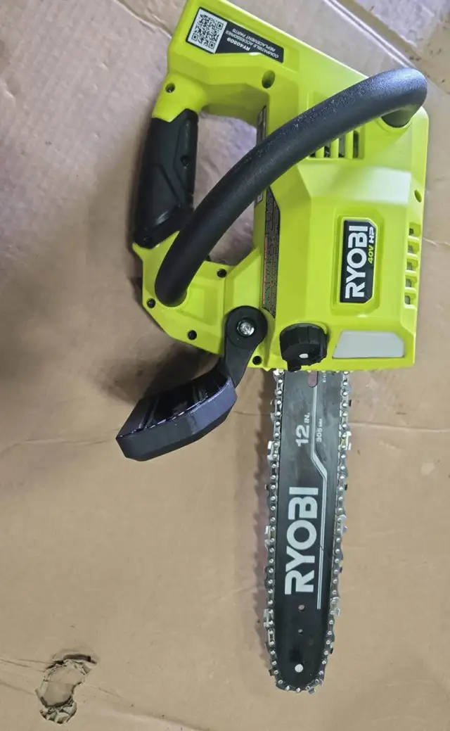 Ryobi 40V HP Brushless 12 in. Top Handl Battery Chainsaw 4.0 Bat in Power Tools in Hamilton - Image 9