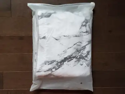 Bed cover set 3pcs black & white 200cm*200cm / ensemble de drap 3mcx noir et blanc neuf Localisation...