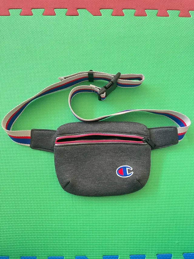 Women’s Champion Waist Pouch Cross Shoulder Bag in Women's - Bags & Wallets in City of Toronto - Image 2