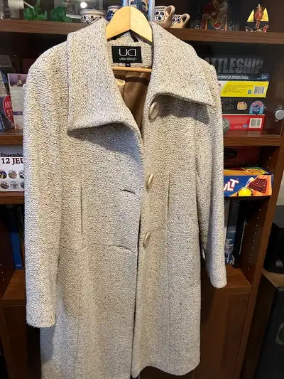 Manteau beige clair en laine, peu porté, mi-long, très bon état. Taille 13, ca fait pour Large. Marq...