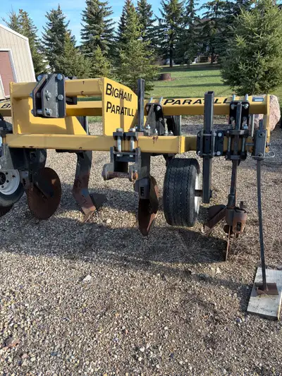 9 ft Bigham Paratill for sale. 3 point hitch. Minimal use. Located in Irma, AB. Any questions please...