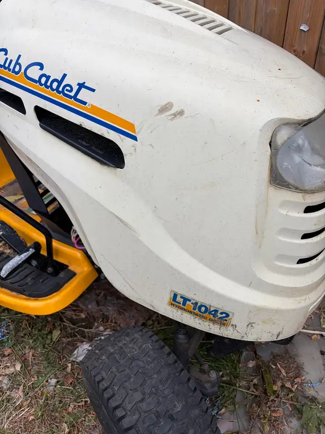 Cub Cadet Model LT1042 42 inch Cut HYDROSTATIC Rider Powered ...