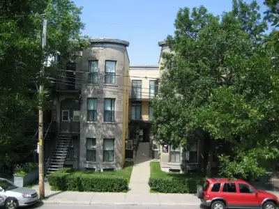 Chambre privée (pas en colocation), très bien situé dans le secteur Mile End du Plateau Mont-Royal,...