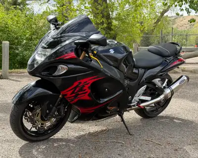 New fender eliminator, newer tires, tank bra, oil change 200 kms ago, HID headlight, new fork seals,...