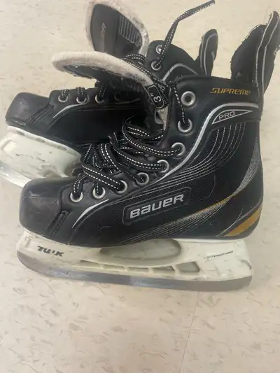 Bauer hockey skates (size 3R, View more