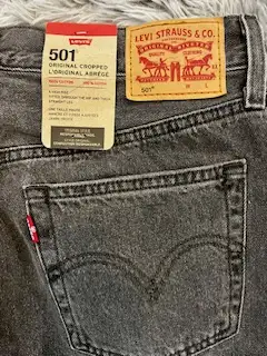 Levi's 501 High Rise Cropped Jeans. NEW in Women's - Bottoms in City of Toronto - Image 6