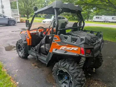 Polaris RZR 800cc 4X4 truelle et fort led sur le toit et CB flasher sais toutes des option et j'ai d...