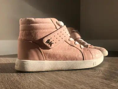 A pair of peach high tops from Michael Kors in size US 4. They have barely been used and very good c...