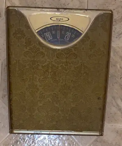 Cleaning out some of families old items...here we have a vintage Borg bathroom scale...tested and wo...