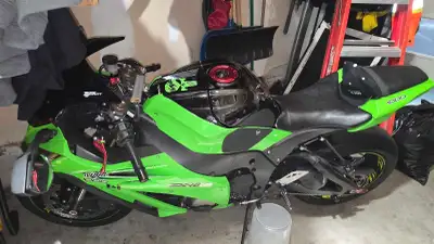 This powerful 2011 Kawasaki Ninja ZX-10R features a high-performance 998cc engine, offering an exhil...