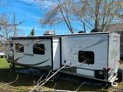 2016 Gulf Stream Innsbruck 279 BH. 28’ bunk house. Outdoor kitchen with fridge. Bedroom at front, bu...
