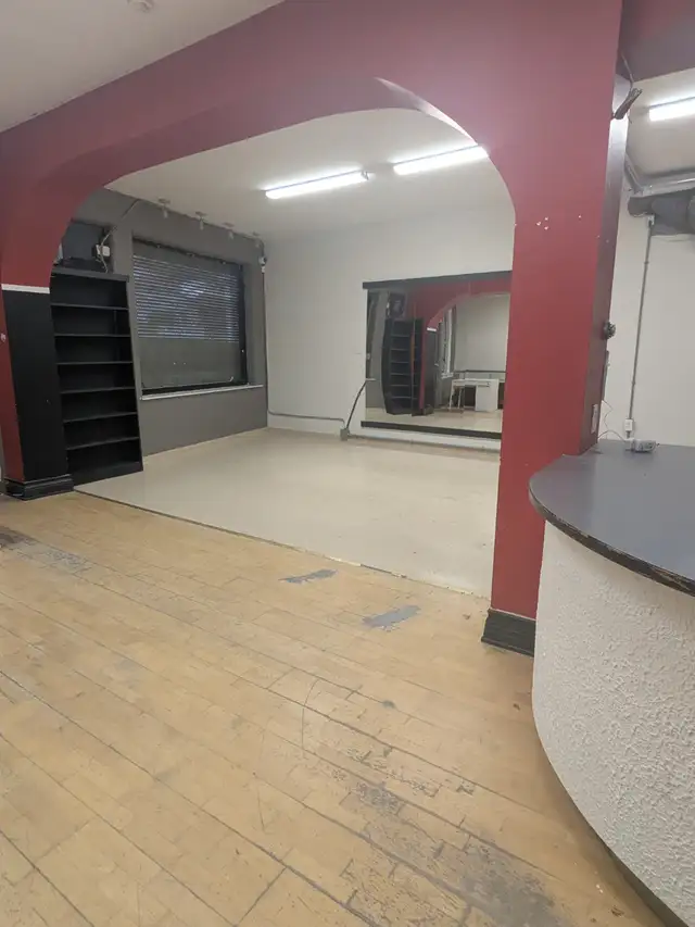 Retail place for lease