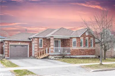 Bright and Spacious Upper Floor Room Available for Rent! If you're seeing this post, the room is sti...