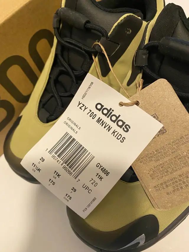 kids Yeezy 700 sneakers (NEW) in Kids & Youth in Oakville / Halton Region - Image 6