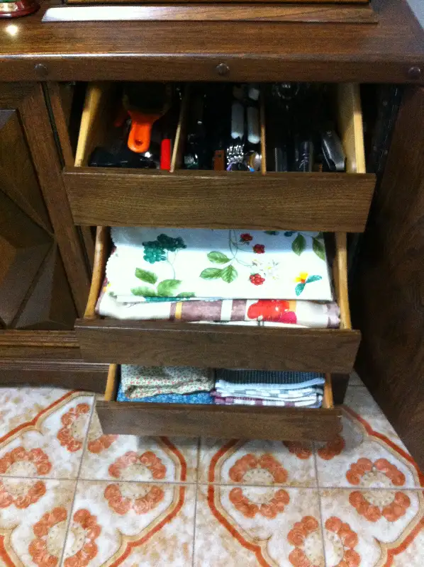 VAISSELIER ANTIQUE / VINTAGE CHINA CABINET in Hutches & Display Cabinets in City of Montréal - Image 6