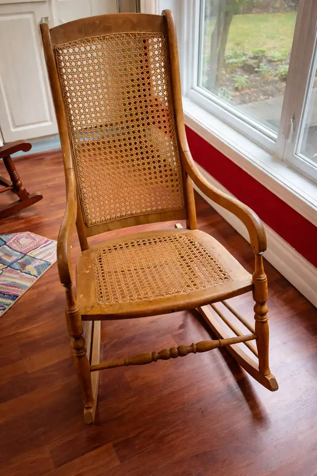 vintage rocking chair in Chairs & Recliners in Ottawa - Image 2