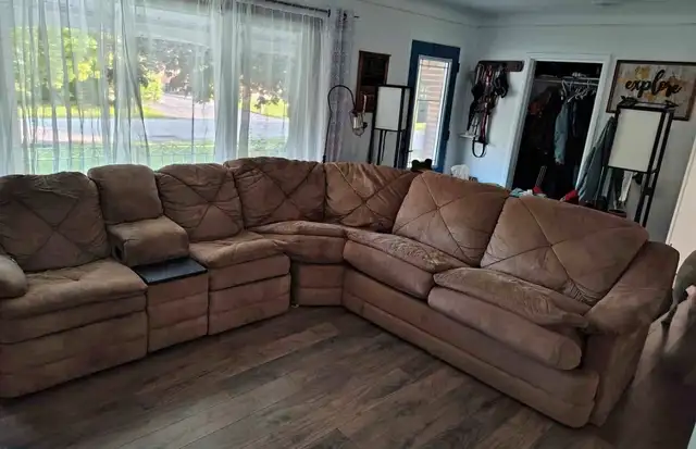 sectional in Couches & Futons in Napanee - Image 2