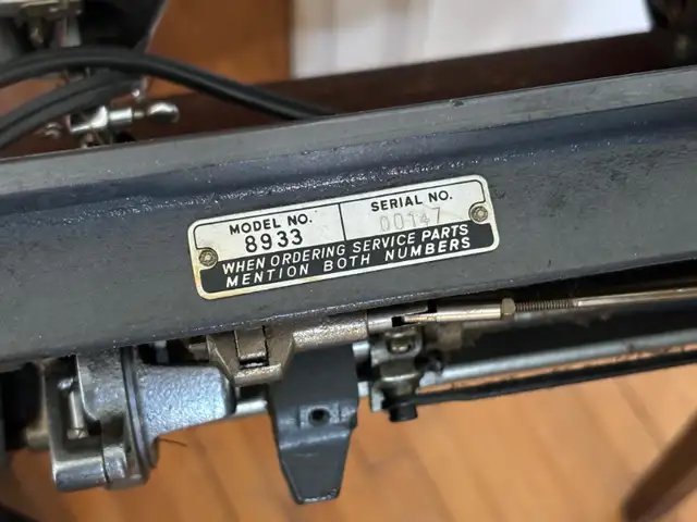 VINTAGE VIKING SEWING MACHINE - MODEL # 893362854391862019123