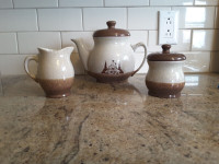 Théière/Crémier et Sucrier en Poterie -Teapot set