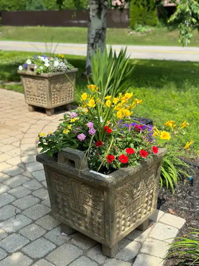 Magnifique pots à fleurs en ciment. De la collection Marco Polo du Studio Henri 4 pots carré et 4 po...