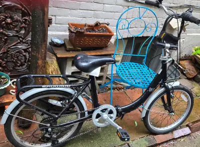 I'm selling my Schwinn folding bike, perfect for commuting or recreational rides. This bike was is l...