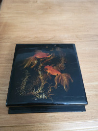 Boîte Laqué de poissons Koi ou Goldfish signé Nguyen