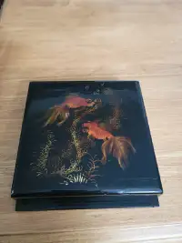 Boîte Laqué de poissons Koi ou Goldfish signé Nguyen