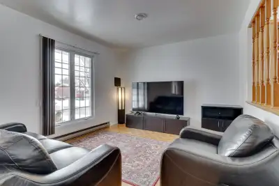 Moving Sale – Appliances & Furniture for Sale (Laval), View more