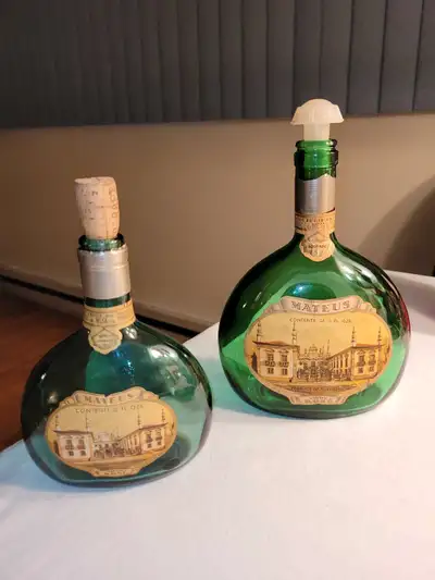2 bouteilles vides en verre de vin rosé - Mateus Rosé original, très rare. Originaire du Portugal. 2...