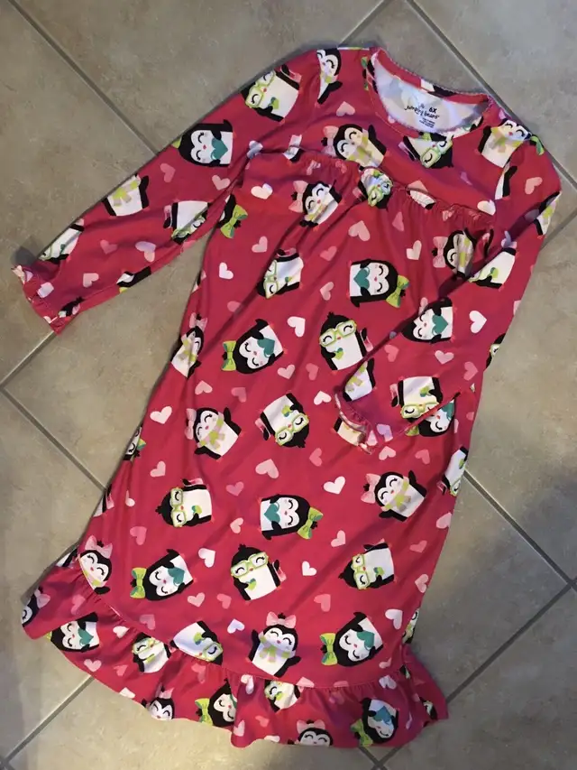 Girls size 6X penguin nightie in Other in Guelph - Image 3