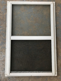 Neuve une fenêtre en aluminium blanche