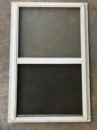 Neuve une fenêtre en aluminium blanche