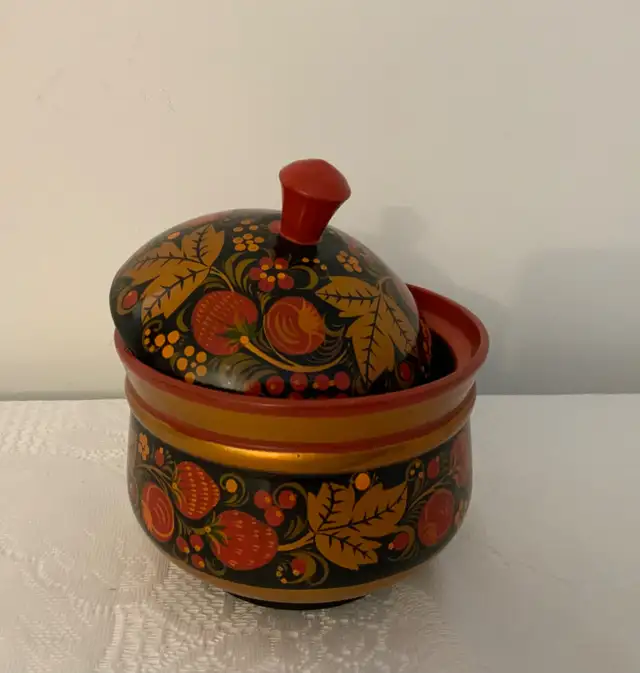 Vintage RUSSIAN Hand Painted Wooden LACQUER BOWL in Arts & Collectibles in Belleville - Image 3