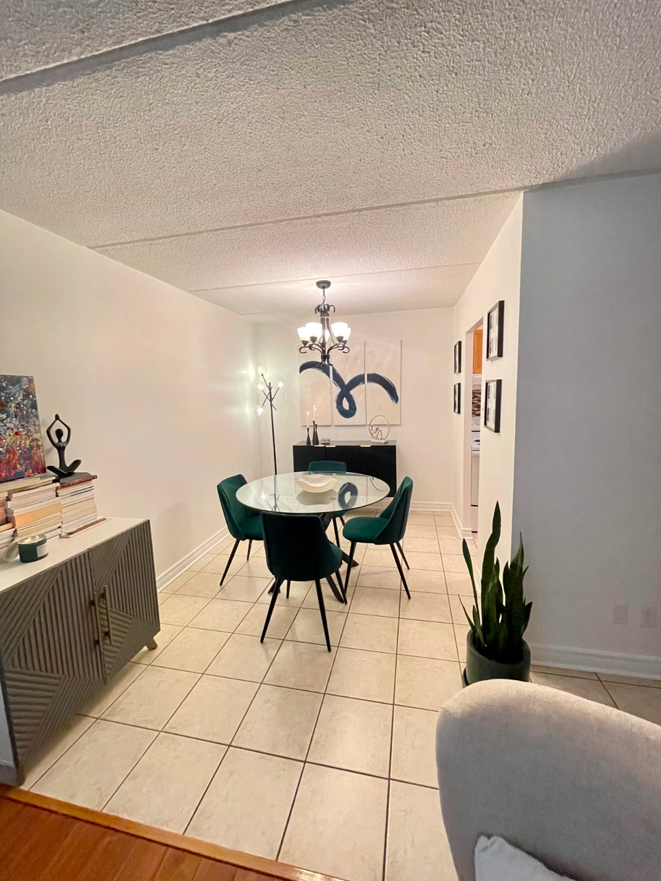 CENTRALLY LOCATED ONE BEDROOM Avail DEC 1ST 3