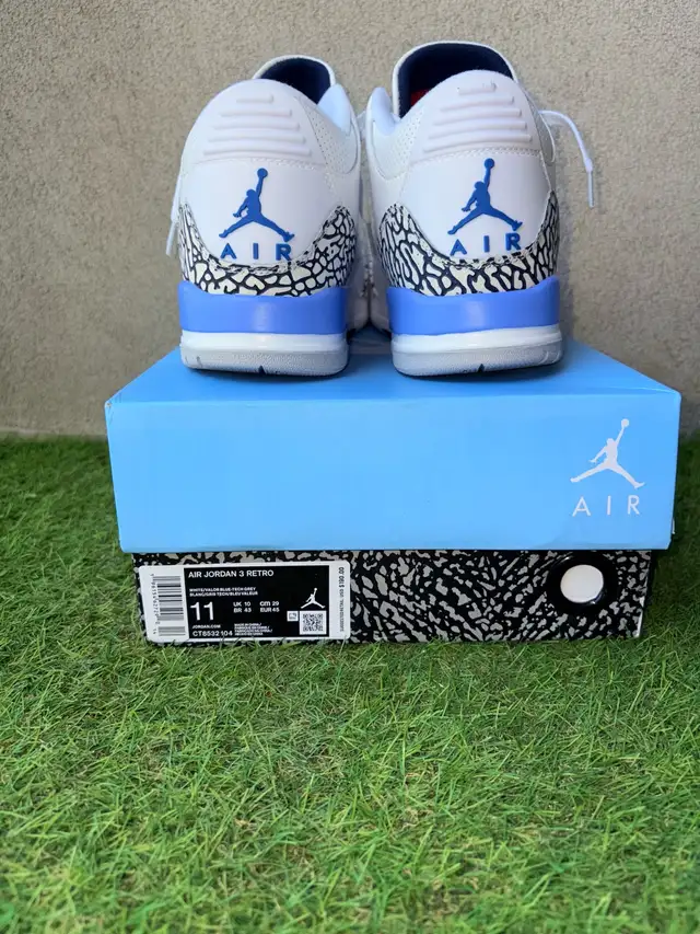 Jordan 3 Retro UNC in Men's Shoes in City of Toronto - Image 4