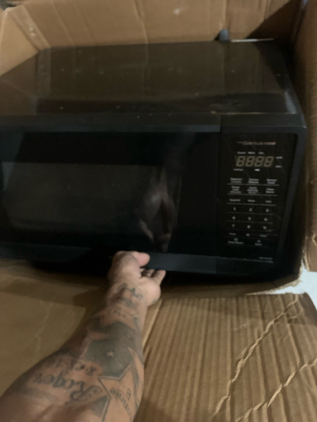 Microwave  in Microwaves & Cookers in Windsor Region