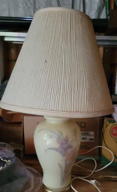2 Vintage floral lamps