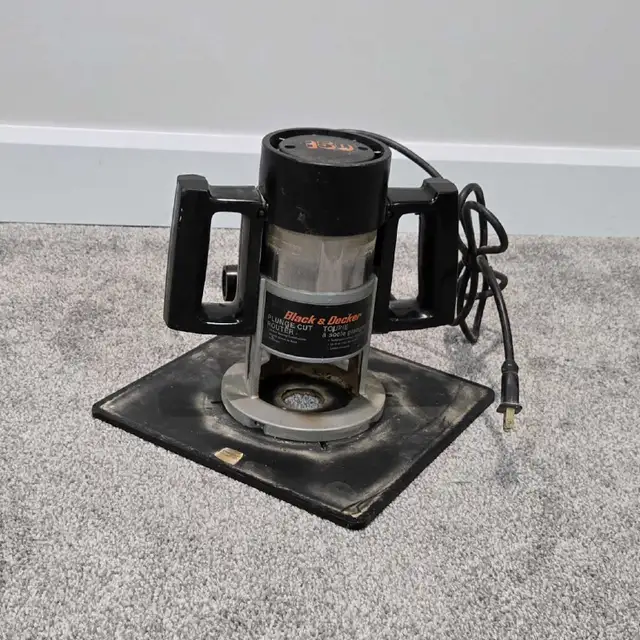 Plunge Cut Router Black & Decker 150 in Power Tools in Norfolk County - Image 2