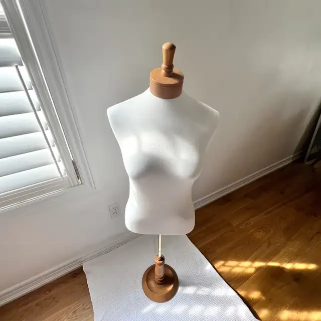 Wood floor Desk Table Vintage Bust Sewing Mannequin in Home Décor & Accents in Markham / York Region - Image 2