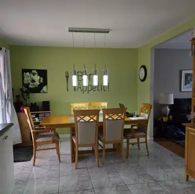 Mobilier de cuisine 6 places avec buffet en bois franc, View more