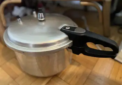 Barely used! Great like new condition and ready for your kitchen adventures! Size 11.5” diameter Per...