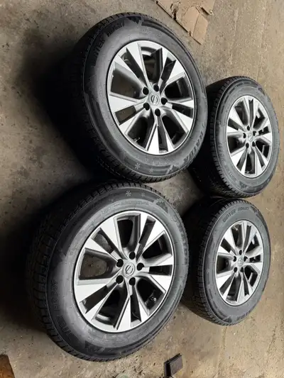 STILL AVAILABLE Came off Nissan murano Comes with sensors Bolt pattern 5x114.3 Size 235/65/18 Over 9...